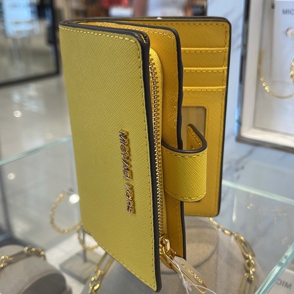 Michael Kors Medium Crossgrain Leather Wallet
COLOR GOLDEN YELLOW
NWT - Picture 9 of 16